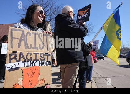 Ginevra, Illinois, Stati Uniti. 8 marzo 2025. 8 marzo 2025 Ginevra, Illinois, Stati Uniti: La protesta JESSICA WORBY ha un segno che recita: "Razzista Facistn con le mani minuscole" durante un raduno nazionale per la giornata delle donne. (Credit Image: © H. Rick Bamman/ZUMA Press Wire) SOLO PER USO EDITORIALE! Non per USO commerciale! Foto Stock
