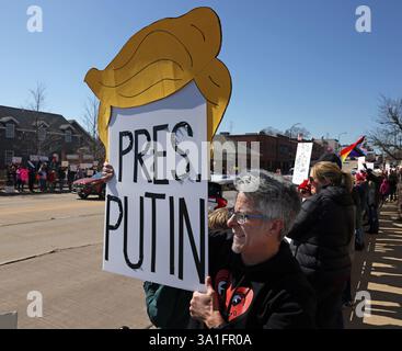 Ginevra, Illinois, Stati Uniti. 8 marzo 2025. 8 marzo 2025 Ginevra, Illinois, Stati Uniti: Il dimostrante ROB FERRERA di Carpentersville, Illinois, protesta contro l'amministrazione Trump sul ponte del fiume Fox durante un raduno nazionale per la festa della donna. (Credit Image: © H. Rick Bamman/ZUMA Press Wire) SOLO PER USO EDITORIALE! Non per USO commerciale! Foto Stock