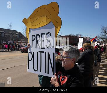 Ginevra, Illinois, Stati Uniti. 8 marzo 2025. 8 marzo 2025 Ginevra, Illinois, Stati Uniti: Il dimostrante ROB FERRERA di Carpentersville, Illinois, protesta contro l'amministrazione Trump sul ponte del fiume Fox durante un raduno nazionale per la festa della donna. (Credit Image: © H. Rick Bamman/ZUMA Press Wire) SOLO PER USO EDITORIALE! Non per USO commerciale! Foto Stock