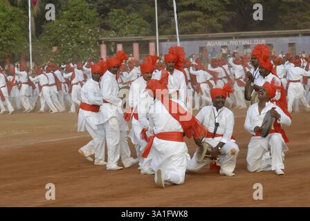 Ballerini che si esibiscono all'annuale Mumbai Police Tattoo show, Bombay ora Mumbai, Maharashtra, India, Asia Foto Stock
