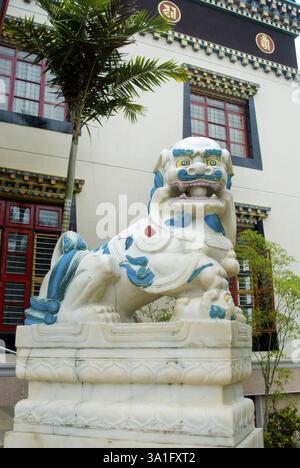 Simbolo nazionale del leone neve della statua in marmo tibetano presso il monastero Namdroling, il centro buddista Palyul Nyingmapa, Byalakuppe, Mysore Foto Stock