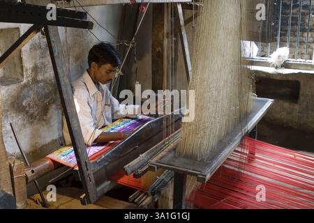 Tessitrice di fili di seta sari Varanasi con telaio a mano a Varanasi, Uttar Pradesh, India, Asia Foto Stock
