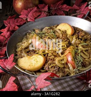 Fegato fritto con cipolla mela ed erbe aromatiche Foto Stock