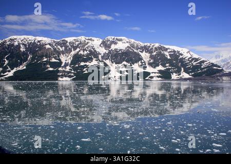 Iceberg con il ghiacciaio Hubbard e la montagna di saint Elias, il più lungo ghiacciaio dell'Alaska, il parco nazionale di Saint Elias, la baia di disincanto, Alaska Foto Stock
