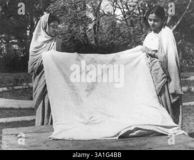 Abha Gandhi e Manu Gandhi, con il vestito dhoti macchiato di sangue che Mahatma Gandhi indossava al suo assassinio, 1948, India NO MR Foto Stock