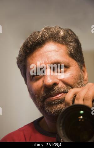 Autoritratto del fotografo allo specchio, Bangalore, Karnataka, India, Asia Foto Stock