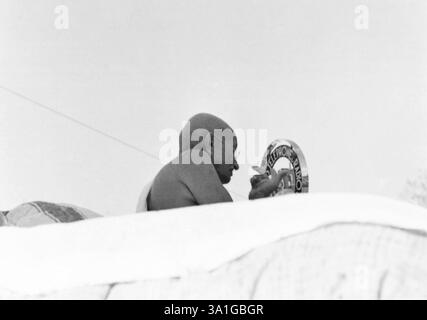 Mahatma Gandhi parla con un mike durante la riunione del congresso a Ramgarh, 1939, India NO MR Foto Stock