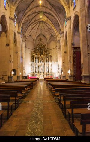 13 aprile 2017. Europa, Spagna, Isole Baleari, Maiorca. Esporles. Esglesia de Sant Pere, Chiesa di San Pietro. Altare. Foto Stock