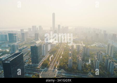 Le pesanti coperte di smog oscurano lo skyline della città e i corsi d'acqua durante il giorno nebuloso. Suzhou, Cina. Foto Stock