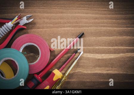 Cacciaviti isolati pinze taglienti nastro isolante tester elettrico tubo corrugato Foto Stock