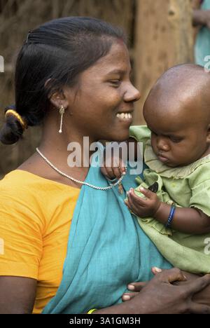 Donna con bambino, Santhal tribale, Dumka, Jharkhand, India, Asia Foto Stock