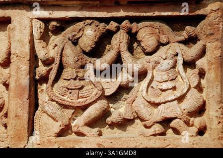 Arte in terracotta sulle pareti del tempio Madan Mohan, Vishnupur, Bengala Occidentale, India, Asia Foto Stock