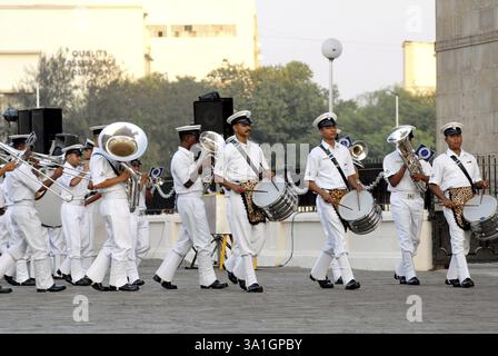 La band musicale della marina indiana si esibisce battendo il ritiro al Gateway of India di Bombay, ora Mumbai, Maharashtra, India, Asia Foto Stock