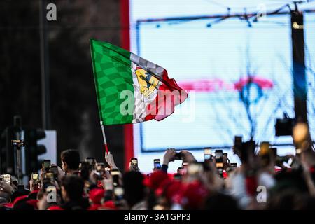 Italia. 6 marzo 2025. Tifosi Ferrari durante la presentazione del team piloti di Formula 1 Ferrari, il 6 marzo 2025 in Piazza del Castello a Milano, Italia (Credit Image: © Tiziano Ballabio/Pacific Press via ZUMA Press Wire) SOLO USO EDITORIALE! Non per USO commerciale! Foto Stock