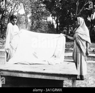 Abha Gandhi e Manu Gandhi, tenendo il vestito dhoti macchiato di sangue che Mahatma Gandhi indossava al suo assassinio, 1948, Manu Gandhi, Abha Gandhi, India NO Foto Stock
