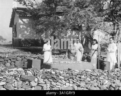 Durga Mehta, Sushila Nayar, una donna, Indira Gandhi e suo marito i cimiteri dei samadhi di Kasturba Gandhi e Mahadev Desai Aga Khan Palace a PU Foto Stock