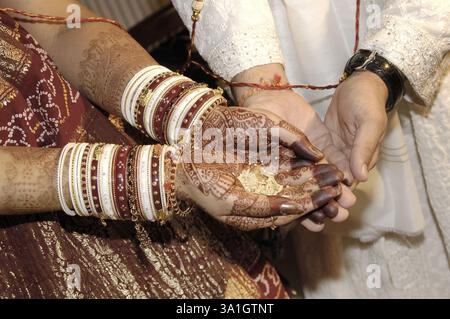 Sposa e lo sposo di eseguire vidhi nella cerimonia di matrimonio Foto Stock