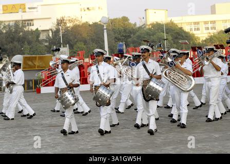 La band musicale della marina indiana si esibisce battendo il ritiro al Gateway of India di Bombay, ora Mumbai, Maharashtra, India, Asia Foto Stock