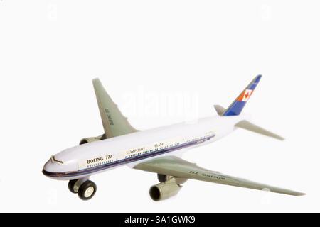 Aeroplano giocattolo Boeing 777 su sfondo bianco Foto Stock