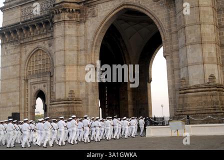 La band musicale della marina indiana si esibisce battendo il ritiro al Gateway of India di Bombay, ora Mumbai, Maharashtra, India, Asia Foto Stock