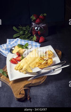 Asparagi, salsa hollandaise e patate al forno Foto Stock