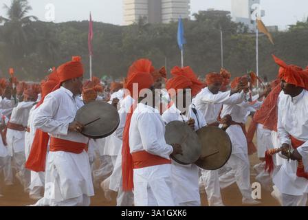 Ballerini che si esibiscono all'annuale Mumbai Police Tattoo show, Bombay ora Mumbai, Maharashtra, India, Asia Foto Stock