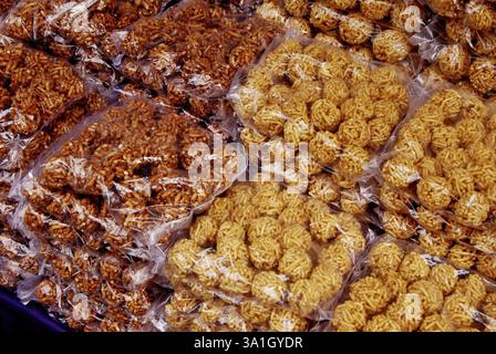 Kadkade Ladu Malwani dolce in vendita a Malwan, Dist Sindhudurg, Maharashtra, India, Asia Foto Stock