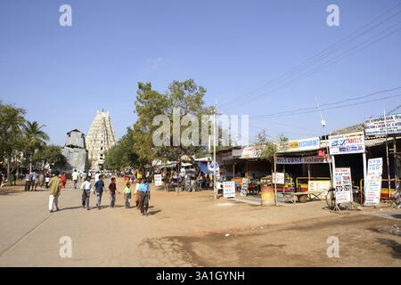 Bazaar Street di fronte al tempio Virupaksha, Hampi, Vijayanagar costruito tra il 1336 -1726 d.C., sito patrimonio dell'umanità dell'UNESCO, altopiano del Deccan, Taluka Hosp Foto Stock