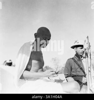 Mahatma Gandhi parla con un mike durante la riunione del congresso a Ramgarh, 1939, India NO MR Foto Stock