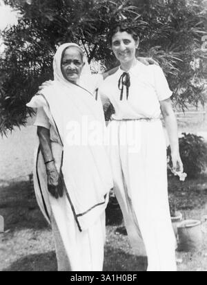 Kasturba Gandhi e Hanna Lazar presso Sevagram Ashram, 1939 NO MR Foto Stock