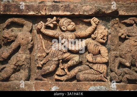 Arte in terracotta sulle pareti del tempio Madan Mohan, Vishnupur, Bengala Occidentale, India, Asia Foto Stock