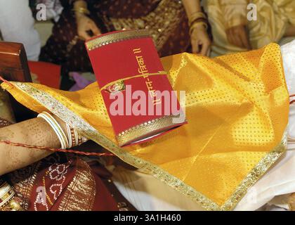 Sposa e lo sposo di eseguire vidhi nella cerimonia di matrimonio Foto Stock