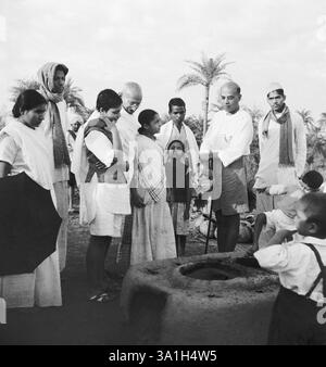 Durga Mehta, Mahatma Gandhi, Abha Gandhi, JC Kumarappa e altri a Sevagram Ashram, 1940 NO MR Foto Stock