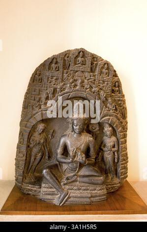 Statua del signore Avalotikeswar (un avatar di Buddha) del IX secolo nell'edificio del museo indiano, Calcutta, Bengala Occidentale, India, Asia Foto Stock