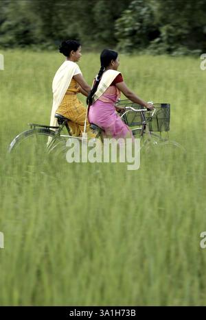 Donne in bicicletta, Bongaigaon, Assam, India, Asia Foto Stock
