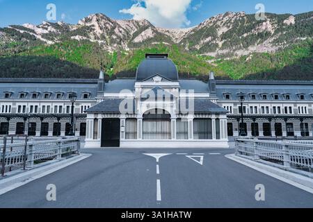 Paesaggio della stazione ferroviaria di Canfranc nei Pirenei Aragonesi, Spagna, Europa. Foto Stock