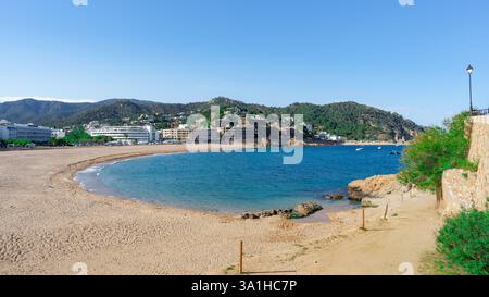 Spiaggia in una città turistica costiera mediterranea. Da Tossa de Mar, Girona, Catalogna, Spagna, Europa. Foto Stock
