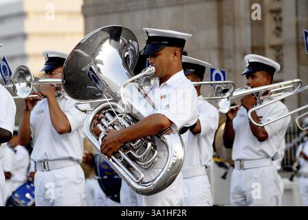 La band musicale della marina indiana si esibisce battendo il ritiro al Gateway of India di Bombay Mumbai, Maharashtra, India, Asia Foto Stock