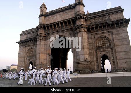 La band musicale della marina indiana si esibisce battendo il ritiro al Gateway of India di Bombay Mumbai, Maharashtra, India, Asia Foto Stock