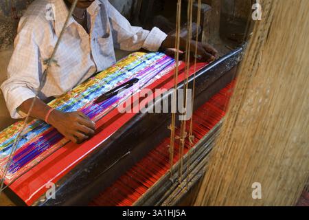 Tessitrice di fili di seta sari Varanasi con telaio a mano a Varanasi, Uttar Pradesh, India, Asia Foto Stock