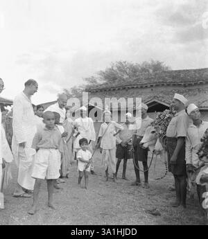 Mahadev Desai, Durga Mehta, Mahatma Gandhi e altri durante una cerimonia durante il Festival di Bullock a Sevagram Ashram, 1939 NO MR Foto Stock