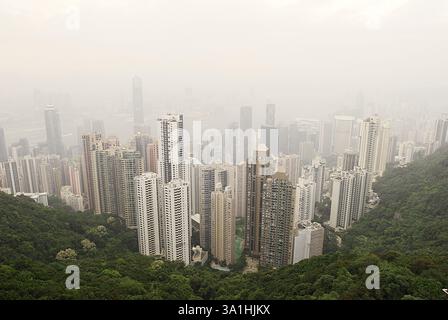 Vista di Hong Kong e Kowloon dal tetto di Victoria Peak, Hong Kong, Asia Foto Stock