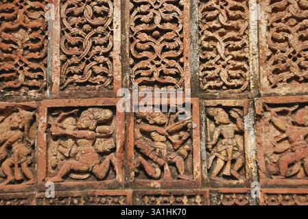 Arte in terracotta sulle pareti del tempio Madan Mohan, Vishnupur, Bengala Occidentale, India, Asia Foto Stock