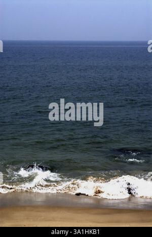 Onde spumeggianti, mare e sabbia del mare arabo alla spiaggia di Kunkeshwar, costa meridionale del Kankan, distretto di Sindhudurg, Maharashtra Foto Stock