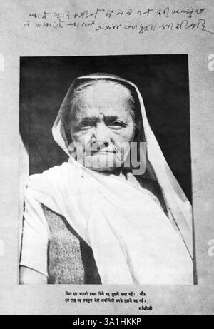 Kasturba Gandhi all'Ashram di Sevagram, 1939 NO MR Foto Stock