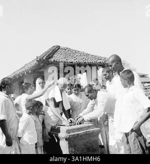 Mahatma Gandhi pianta un albero tulsi a Sevagram Ashram, 1946, c Durga Mehta, 2 ° l di Mahatma Gandhi Abha Gandhi NO MR Foto Stock