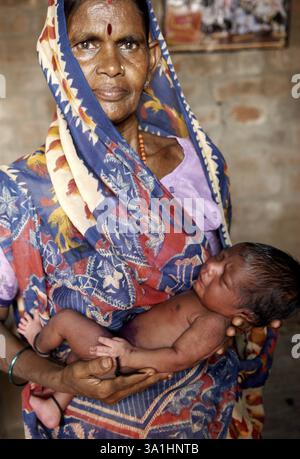 Donna rurale con figlio, Rajouli, Nawada, Bihar, India, Asia Foto Stock
