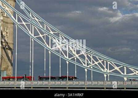 L'autobus passa sul Tower Bridge sul fiume Tamigi, Londra, Regno Unito, Inghilterra Foto Stock
