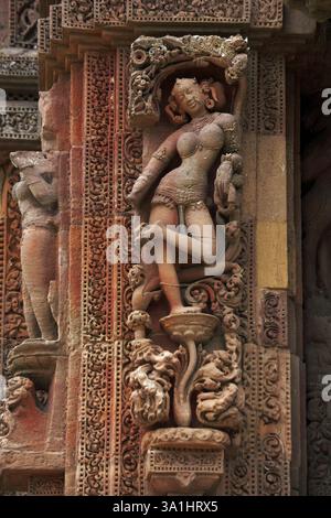Statua femminile scolpita sul tempio Rajarani, Bhubaneswar, Orissa, India, Asia Foto Stock