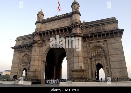 La band musicale della marina indiana si esibisce battendo il ritiro al Gateway of India di Bombay, ora Mumbai, Maharashtra, India, Asia Foto Stock